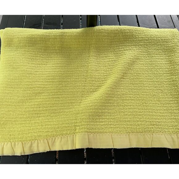 Vintage Satin Edge Blanket - Picture 1 of 7